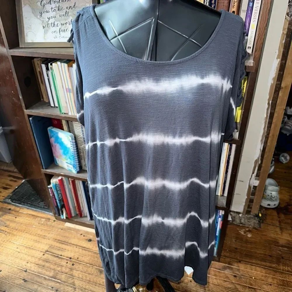 Livi Active blue tie dye lace up 18/20 Athleisure knit top